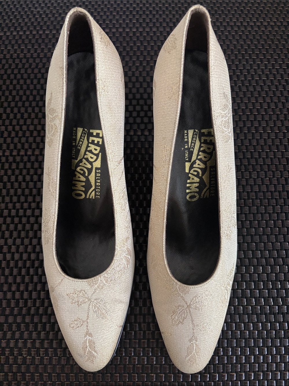 Salvatore Ferragamo Embroidered Cream /Gold Women's Pumps, Sz 7 1/2 B - Picture 1 of 12